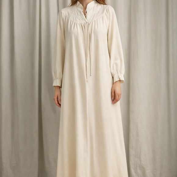 Vintage Miss Elaine Cream Scalloped Nightgown70s 80s Romantic Cottagecore